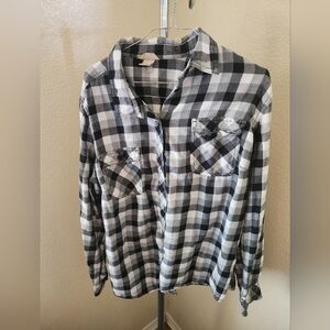 Duluth Trading Long Sleeve Button Up Shirt With Pockets